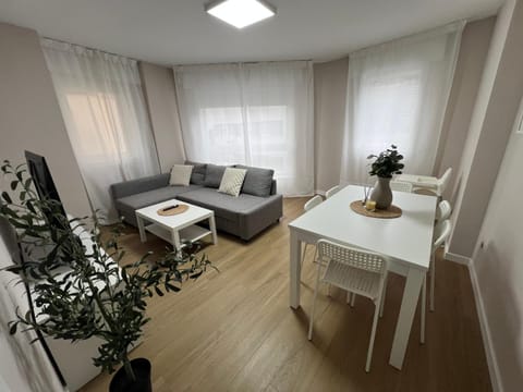 TV and multimedia, Living room, Seating area, Dining area