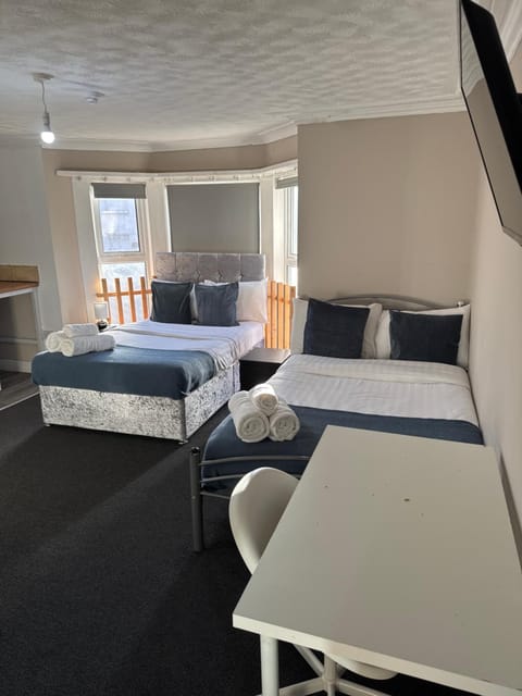 Bed, TV and multimedia, Photo of the whole room, Bedroom