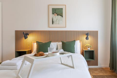 Bed, Bedroom, towels