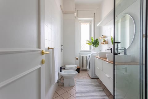 Shower, Toilet, Bathroom, bidet, towels