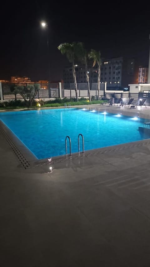 Swimming pool, sunbed