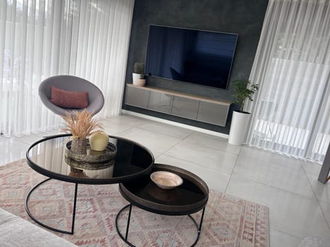 Communal lounge/ TV room, TV and multimedia, Living room, Seating area