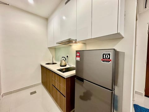 Kitchen or kitchenette, minibar, oven, stove