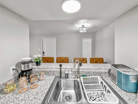 Comfy 1BR 1BA Retreat Near Dallas North Tollway Apartment in Addison