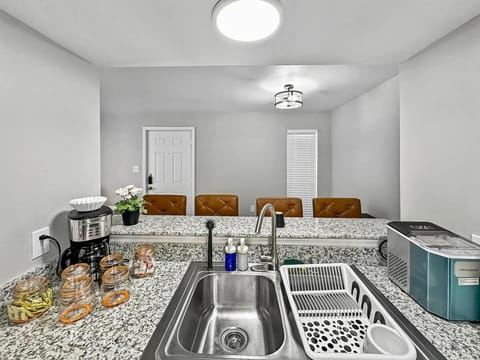 Comfy 1BR 1BA Retreat Near Dallas North Tollway Apartment in Addison