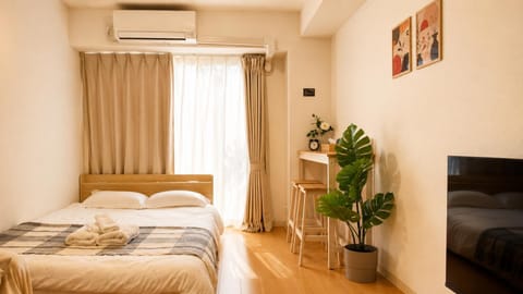 Bed, TV and multimedia, Living room, Photo of the whole room, Bedroom, air conditioner