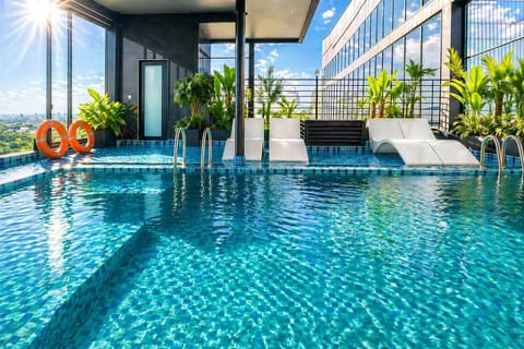 Swimming pool, sunbed
