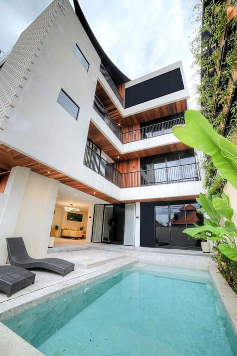 Patio, Swimming pool, sunbed