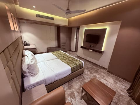 Bed, TV and multimedia, Photo of the whole room