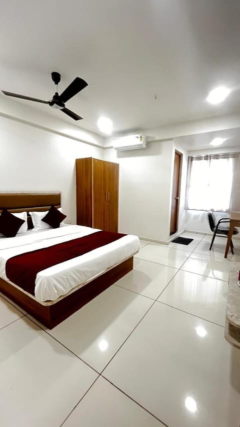 Bed, Living room, Seating area, Bedroom, fireplace, air conditioner