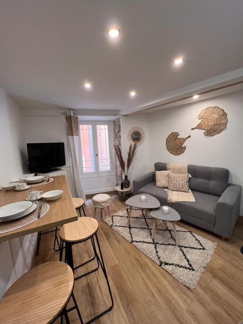 Communal lounge/ TV room, TV and multimedia, Living room, Dining area