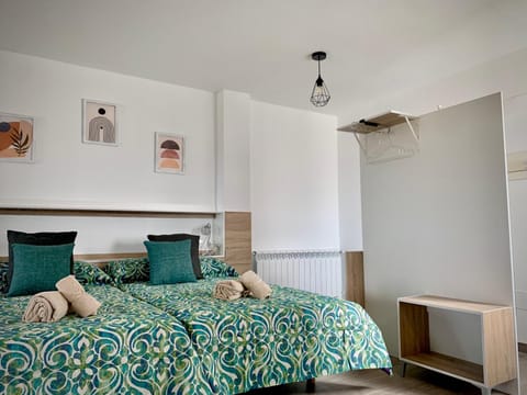 Bed, Bedroom, towels