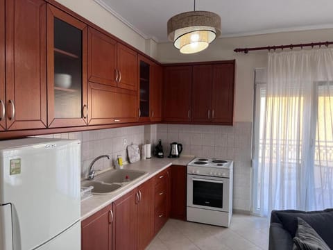 Coffee/tea facilities, Kitchen or kitchenette, oven, stove
