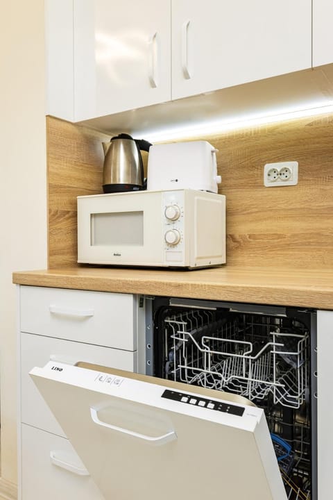 Coffee/tea facilities, Kitchen or kitchenette, dishwasher, microwave, stove, toaster