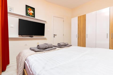 Bed, TV and multimedia, Photo of the whole room, Bedroom, towels, wardrobe