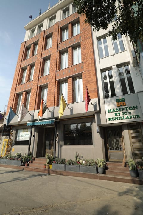 Property building, Facade/entrance, Day