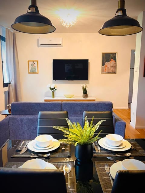 TV and multimedia, Seating area, Dining area