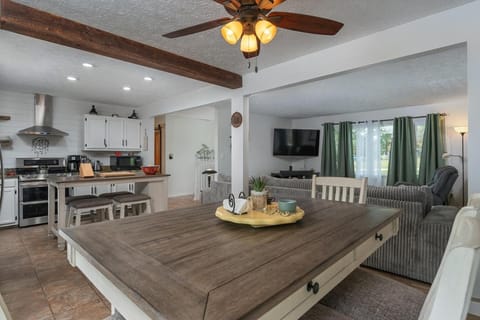 Cozy and Bright 3br apartment 15 min to DT Avl Apartment in Asheville