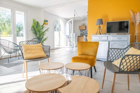Communal lounge/ TV room, Living room, Seating area