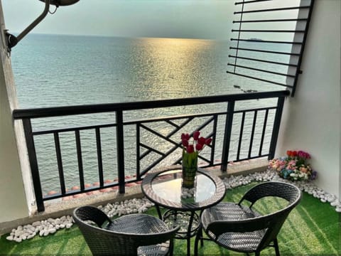 Patio, Day, Natural landscape, View (from property/room), Balcony/Terrace, Dining area, Lake view, River view, Sea view