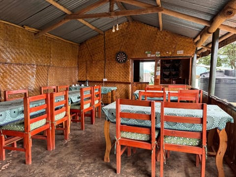 Restaurant/places to eat, Living room, Dining area