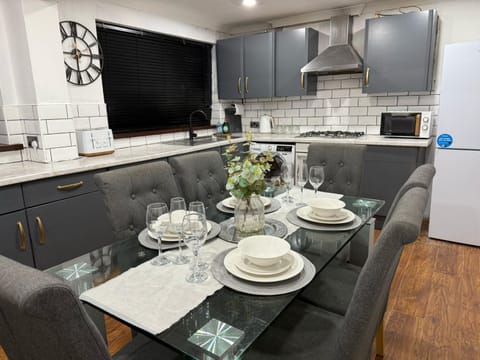 Kitchen or kitchenette, Dining area, stove