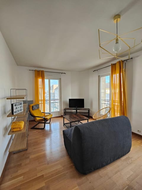 Communal lounge/ TV room, TV and multimedia, Living room, Seating area, City view, heating, internet