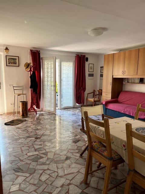 Bed, Living room, Photo of the whole room, Seating area, Dining area, Bedroom