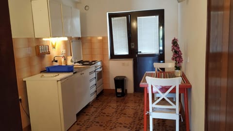 Kitchen or kitchenette, Dining area, stove