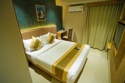Bed, Photo of the whole room, Bedroom, air conditioner