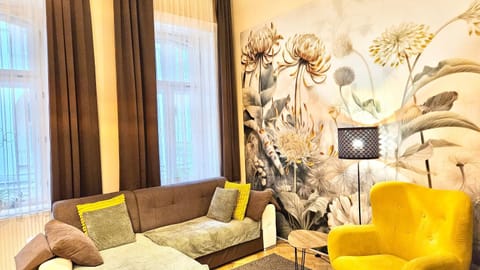 Communal lounge/ TV room, Living room, Seating area