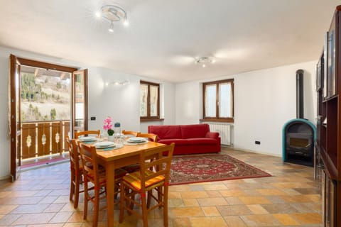 Living room, Seating area, Dining area, Mountain view