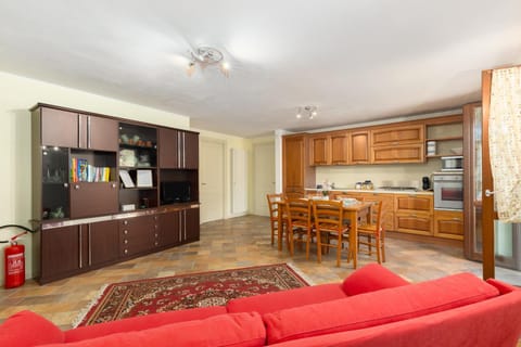 Coffee/tea facilities, Kitchen or kitchenette, Living room, Seating area, Dining area, dishwasher, oven, stove