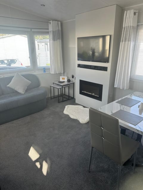 TV and multimedia, Living room, Dining area