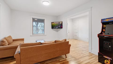 6 bedroom House Short Walk to Niagara Falls House in Niagara Falls