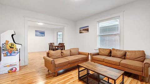 6 bedroom House Short Walk to Niagara Falls House in Niagara Falls