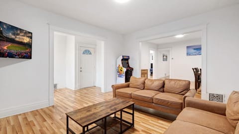 6 bedroom House Short Walk to Niagara Falls House in Niagara Falls