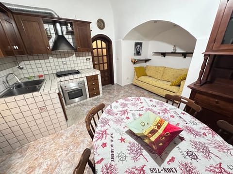 Kitchen or kitchenette, Living room, Seating area, Dining area, oven, stove