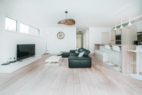 Communal lounge/ TV room, TV and multimedia, Kitchen or kitchenette, Living room, Seating area