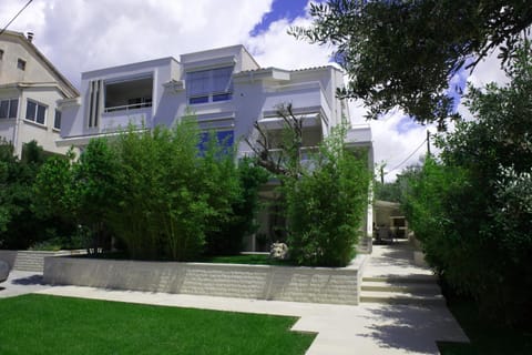Patio, Facade/entrance, Day, Summer, Garden, On site