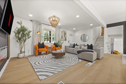 TV and multimedia, Living room, Seating area, Evening entertainment
