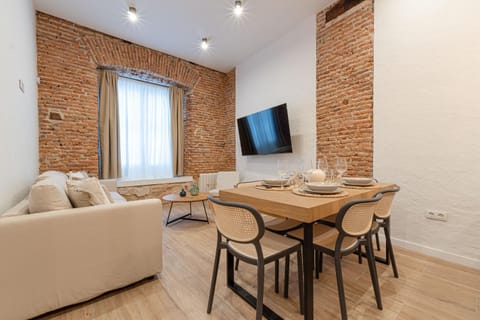 Communal lounge/ TV room, TV and multimedia, Living room, Seating area, Dining area