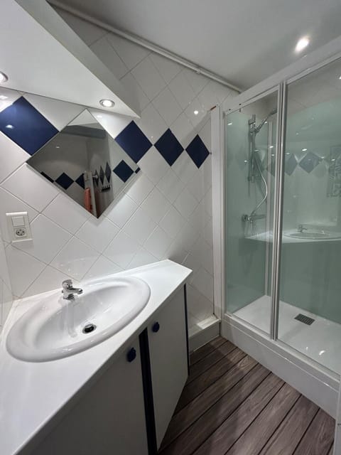 Shower, Bathroom, towels