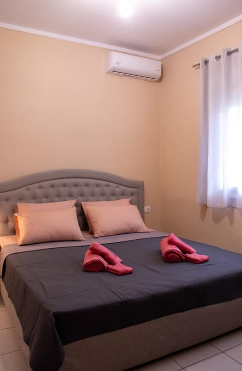 Bed, Photo of the whole room, Bedroom, towels, air conditioner