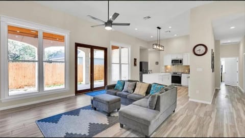 Cheerful Lakeside Retreat-Just Minutes to the lake Villa in Canyon Lake