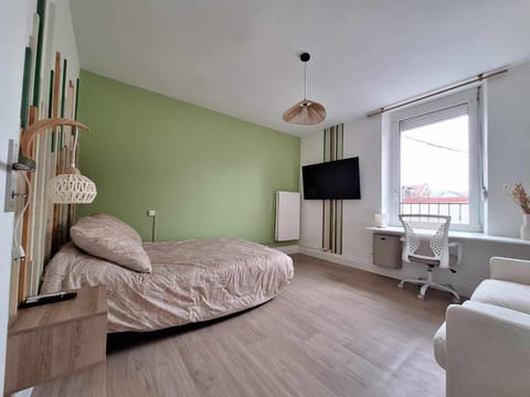 Bed, TV and multimedia, Photo of the whole room, Bedroom