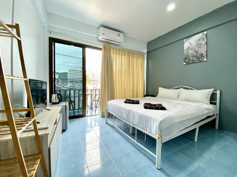 Bed, TV and multimedia, Photo of the whole room, Bedroom, towels, air conditioner
