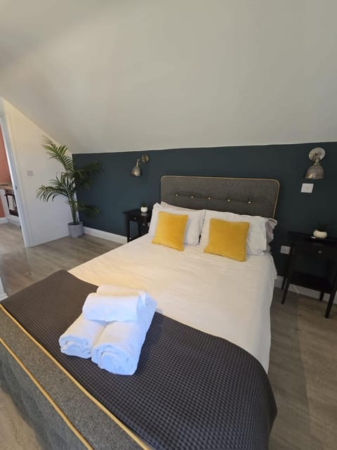 Bed, Photo of the whole room, Bedroom, towels