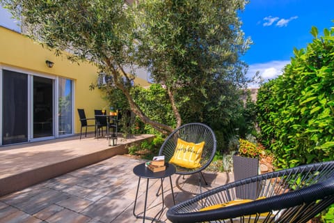 Patio, Spring, Day, Garden, Garden, Balcony/Terrace, Balcony/Terrace, Seating area