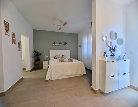 Bed, Lobby or reception, Photo of the whole room, Decorative detail, Seating area, Bedroom